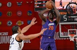 开云官网-一位新秀球员在比赛中表现出色