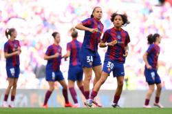 开云官网-包含足球场上，女子队伍奋勇拼搏的词条