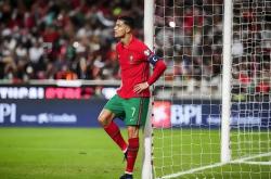 开云体育官方网站-葡萄牙小组赛收官，C罗帽子戏法助球队晋级