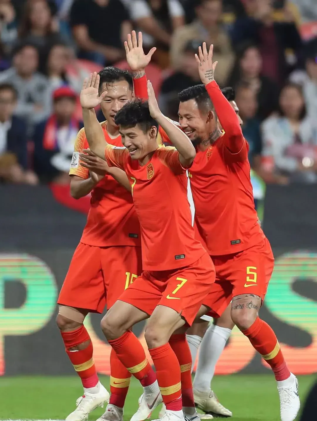 国足队员团结拼搏，豪夺胜利