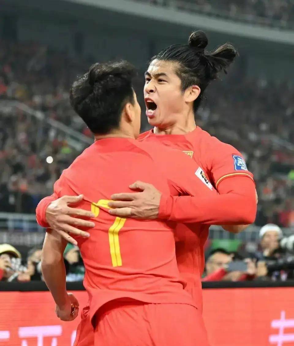 国足队员团结拼搏，豪夺胜利