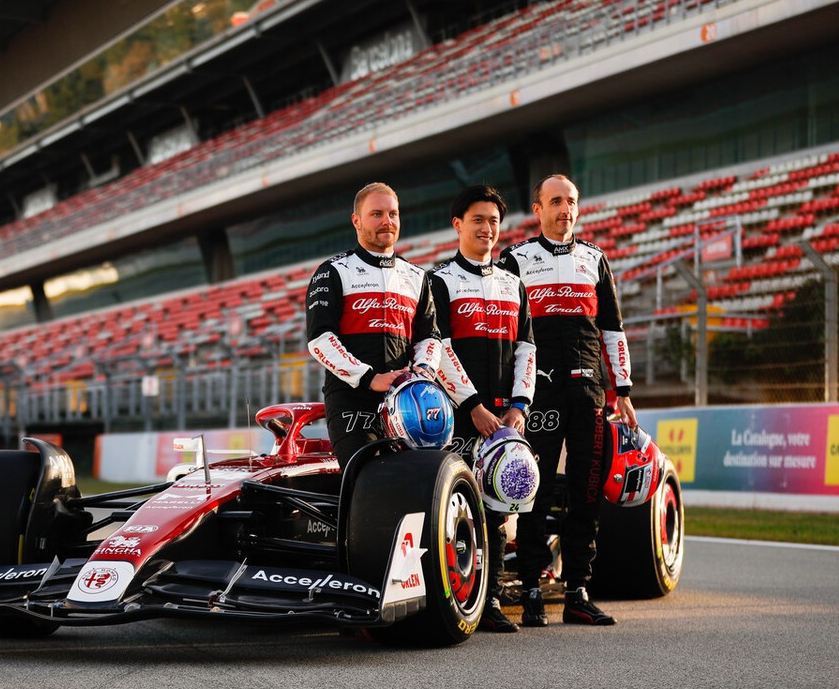 F1赛车赛事中湖人战胜对手成功转会的简单介绍