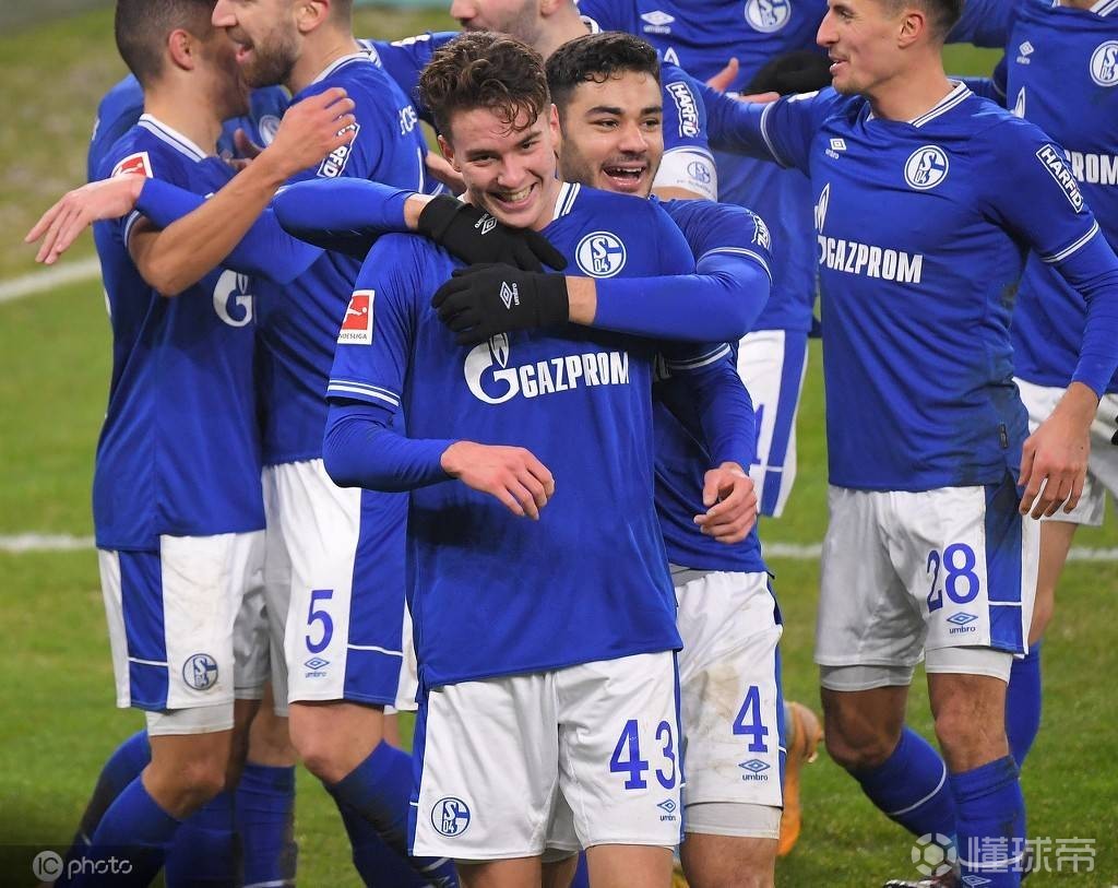 包含沙尔克04客场遭遇惨败，需全队努力找回状态的词条