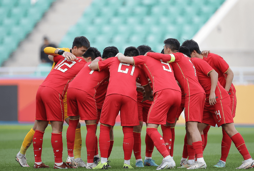 现场观赛瞬间紧张刺激,球迷情绪高涨 现场观赛瞬间紧张刺激,球迷情绪高涨