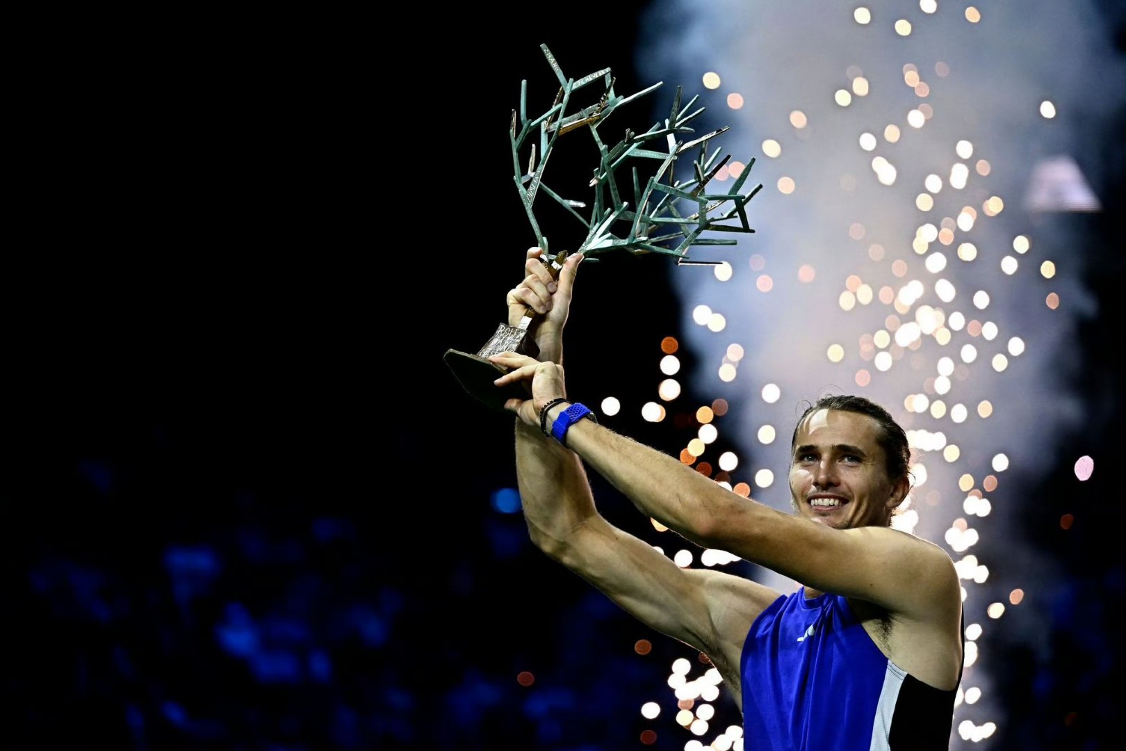 包含日本网球队血洗世界网球队，兹维列夫统治全场的词条