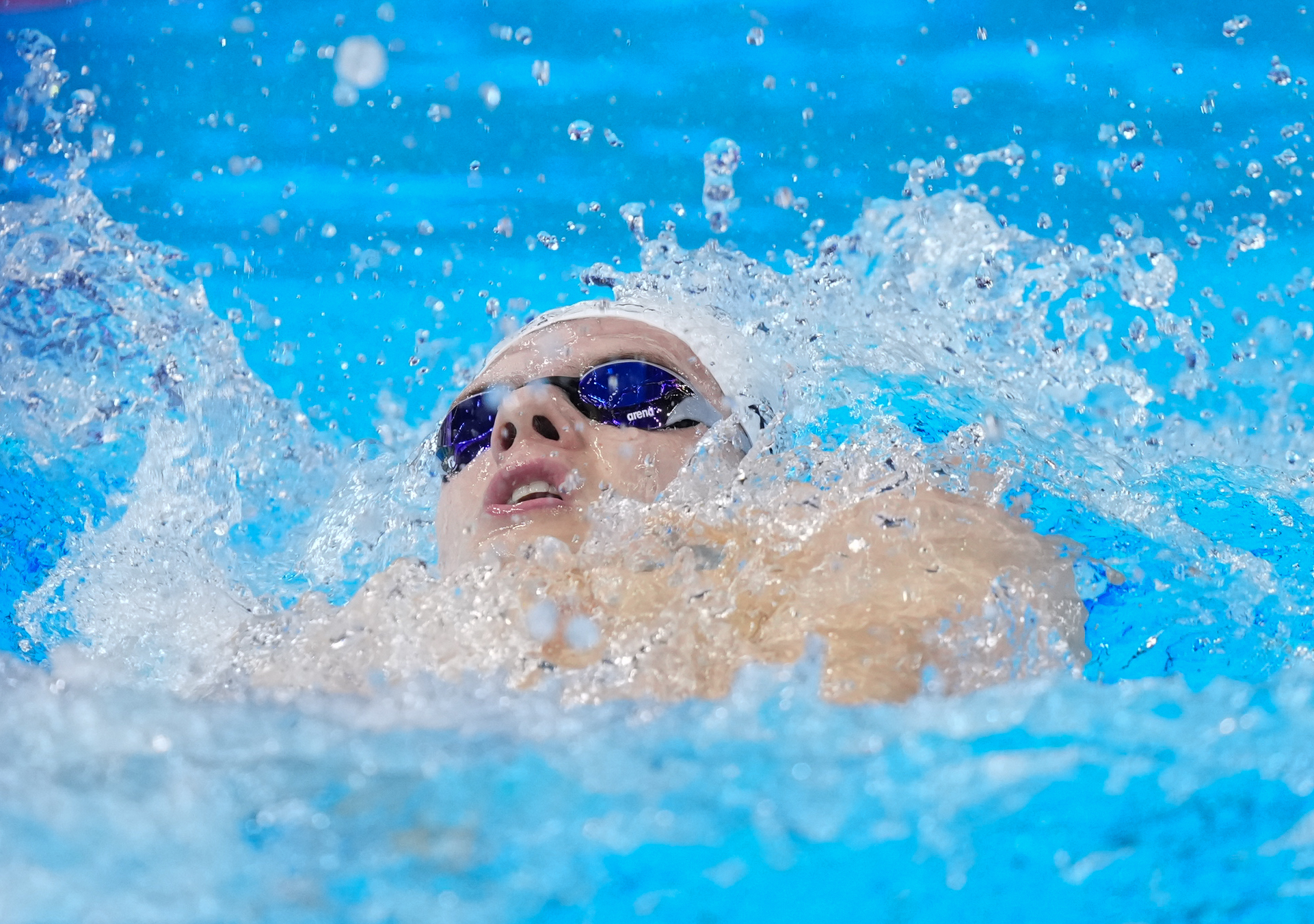 包含游泳选手刷新世界纪录，震撼全场的词条
